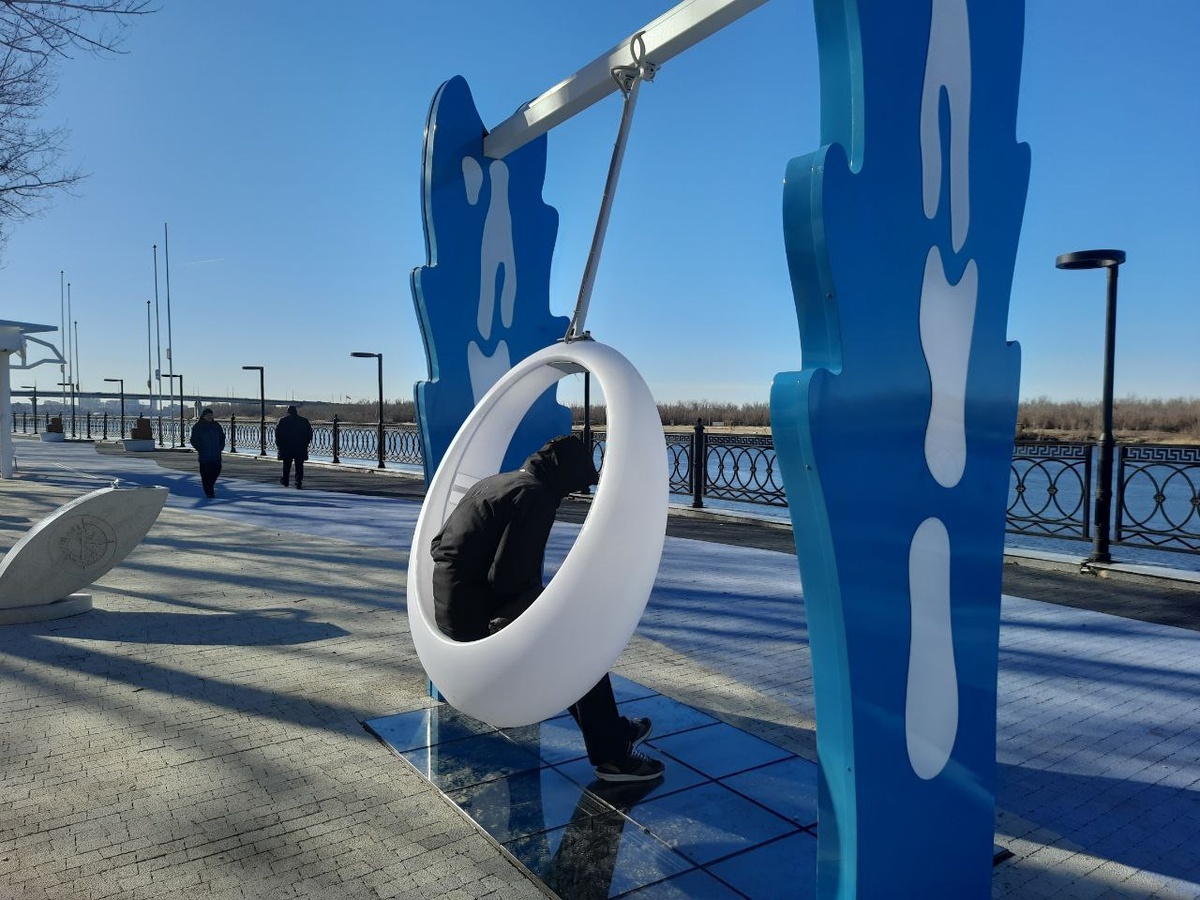 Пока подсветки нет, но астраханцы уже вовсю качаются на качелях.