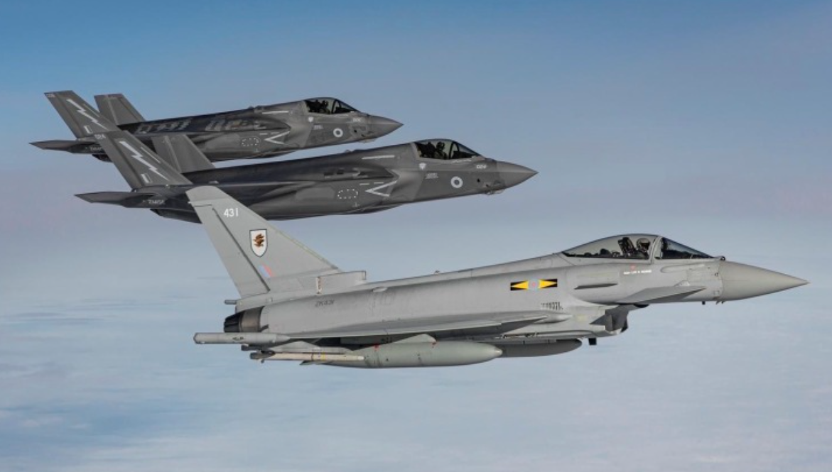 Ф-35 и Еврофайтер Королевских ВВС Великобритании. Из-за этих двух машин разгорелся серьезный скандал между военными и политиками острова. Фото RAF