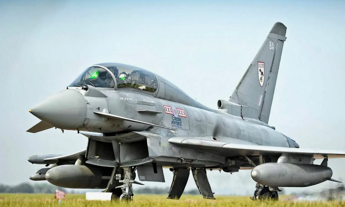 Еврофайтеры самолёты тоже не из дешёвых и в цене, и в обслуживании. Но это последняя надежда европейского военного авиапрома на ближайшие 10 лет. Фото RAF