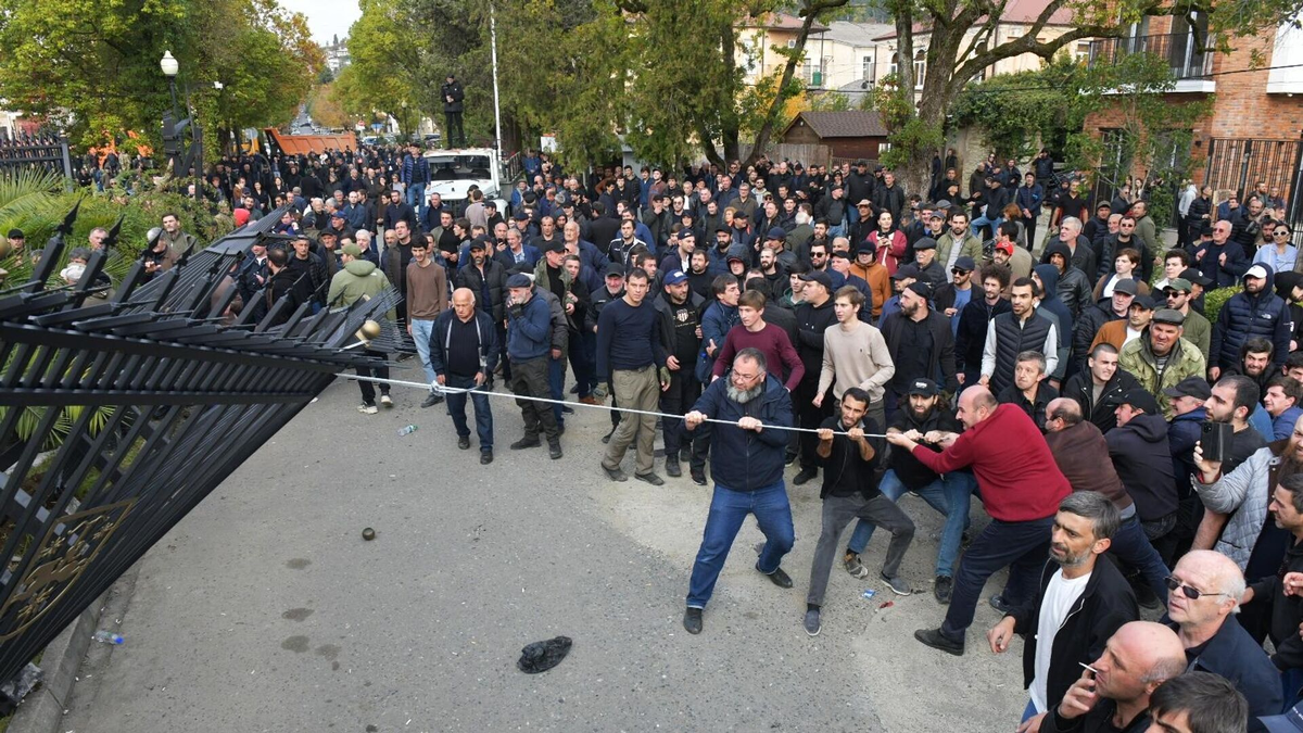 Протестующие ворвались на территорию парламента Абхазии 15 ноября 2024
