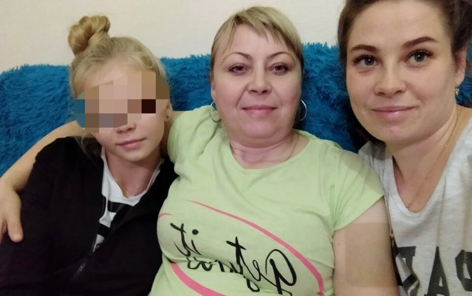 Маша (на фото слева) выглядит вполне счастливой рядом со своей родной мамой и сестрой Юлей (по центру и справа соответственно).