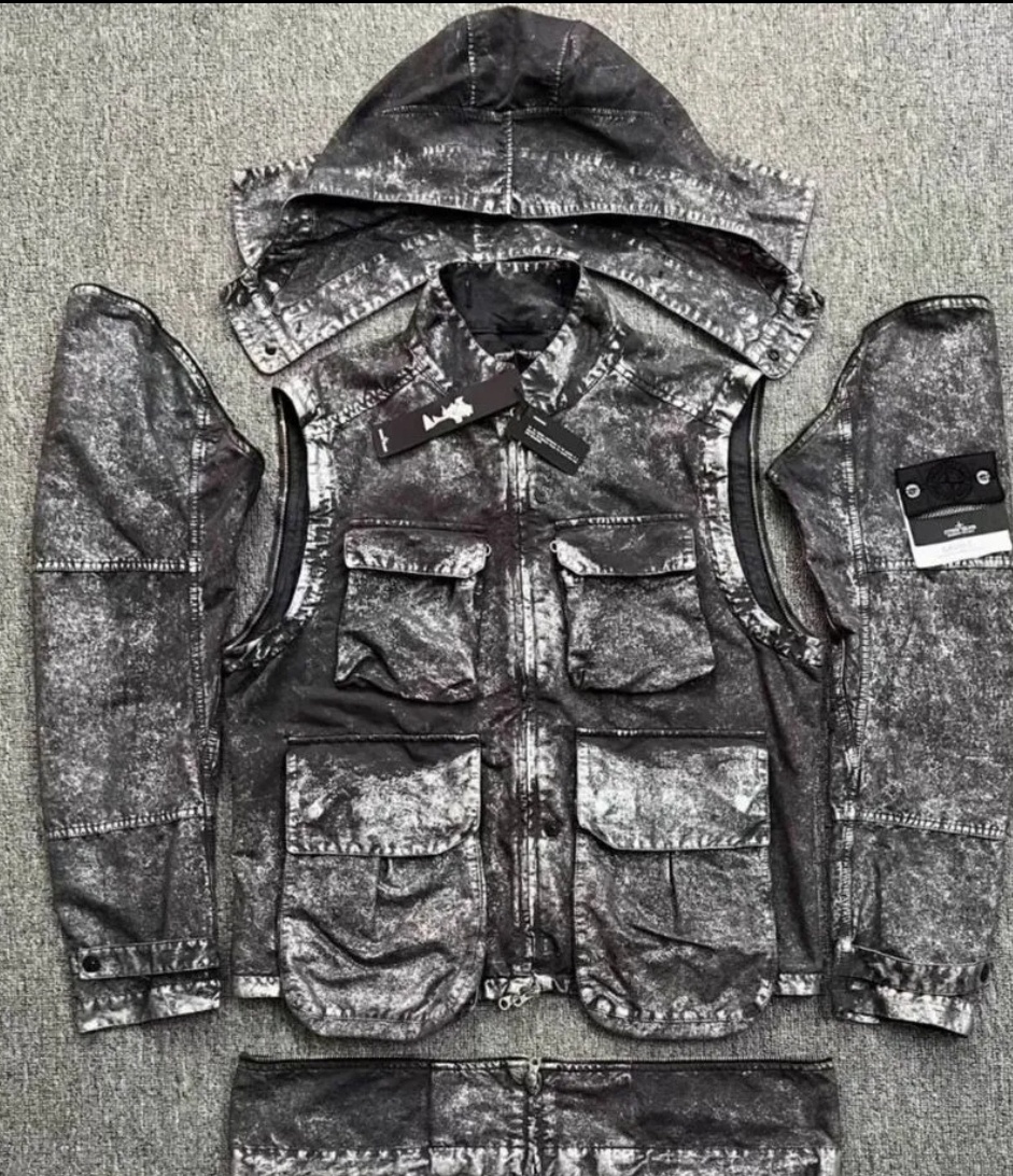 Длину куртки можно регулировать съемным подолом, так же можно трансформировать в жилет. Все съемные элементы на молнии.