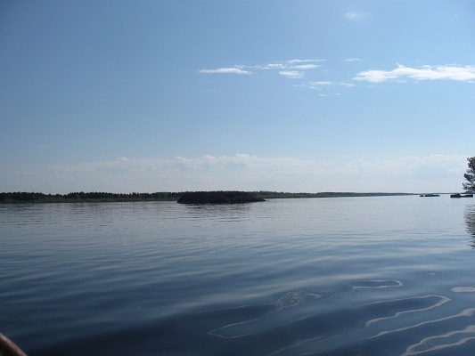 Западная Сибирь. Крайний Север. Ханты-Мансийский автономный округ Югра, Зауралье, Приполярный Урал.  Таёжное с. Саранпауль. Река Ляпин в разливе. В реке затоплены кучи угля, завезённые накануне баржами для ЖКХ села. Фото Татьяны Немшановой. 18 июня 2018 год.