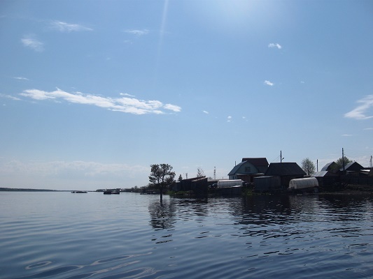 Таёжное село Саранпауль. Лето 2018 -ого года. Разлив таёжной реки Ляпин. Таят  снега гор Приполярного и Северного Урала.  Ляпинский край. Крайний Север, Западная Сибирь. Ханты-Мансийский автономный округ Югра. Фото Татьяны Немшановой.