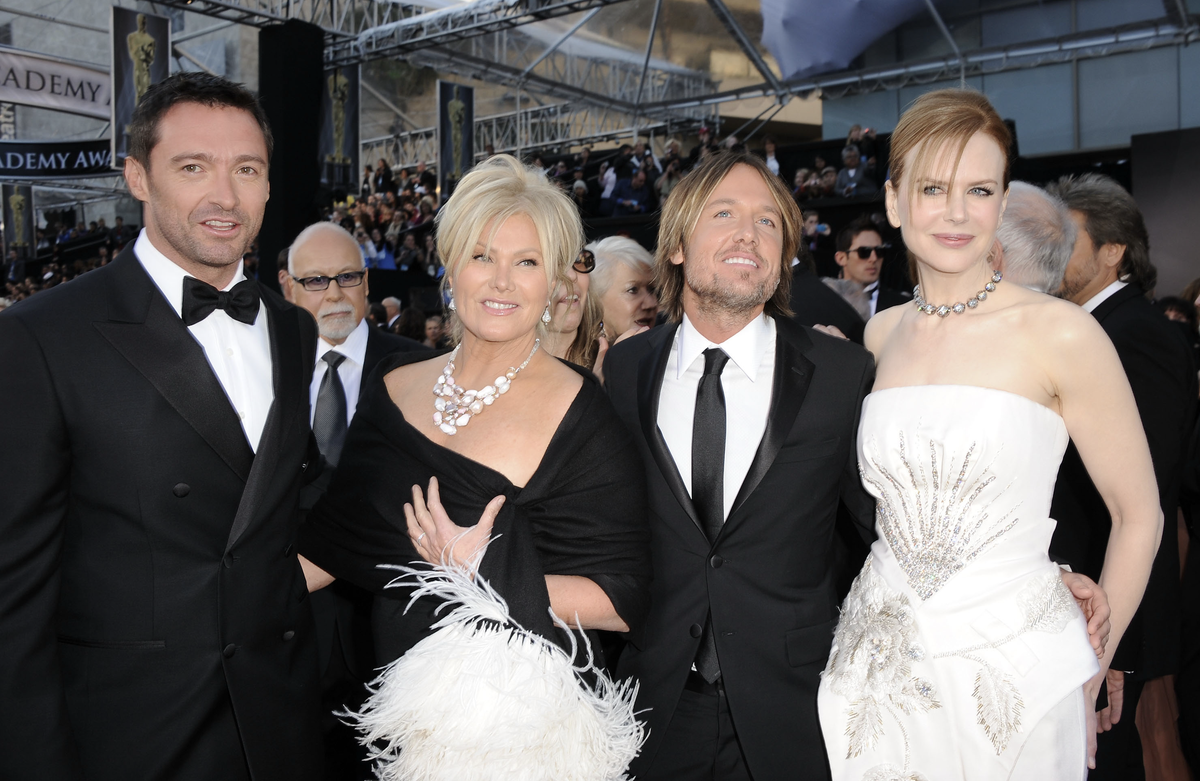 Николь особенно беспокоится за Деборру-Ли, считая, что Хью справится сам благодаря своей профессиональной команде и новому роману.