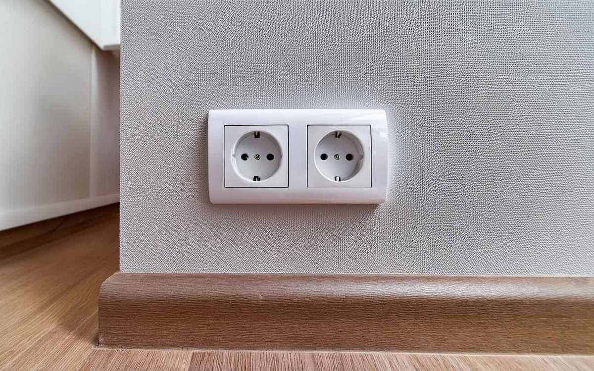 Розетки и выключатели будут как с магазина: простой и недорогой способ избавиться от желтизны / Фото: Pogovorim.by