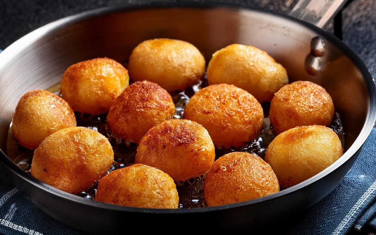 Попробуйте приготовить эти картофельные шарики вместо жареной картошки: простой и быстрый рецепт / Фото: Pogovorim.by 