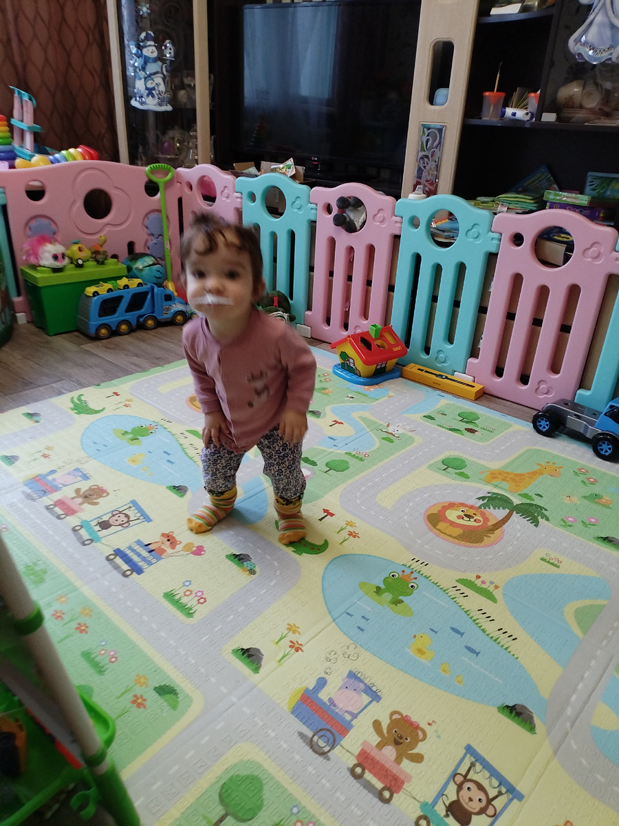 Собачку демонстрирует. Снежинку в зубах зажала и рычит