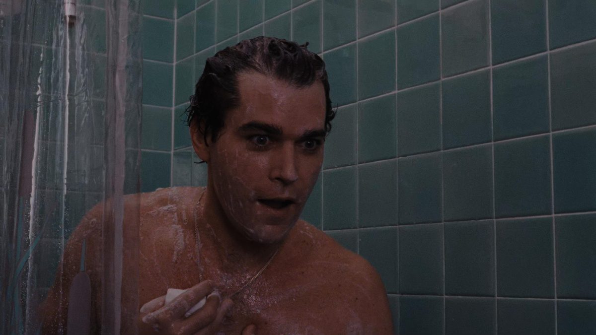 Генри Хилл слушает радио. Кадр из фильма "Goodfellas" 1990 г.