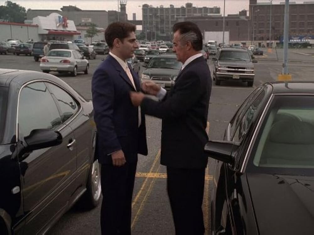 Поли Галтиери готовит Криса к чему-то важному. Кадр из сериала "Сопрано".