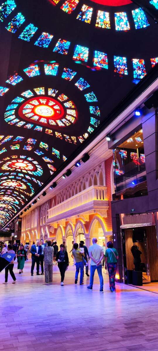 Обратите внимание на потолок, он все время меняется - это место на корабле называется Галерея, тут и магазины, и рестораны и танцы в одном из баров. В разные дни и время тут наверху своё красочное шоу)