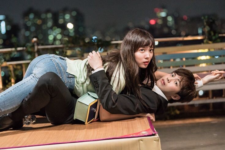 Фото из открытых источников. Вот так и я накинулась на любимые дорамы! 😆 