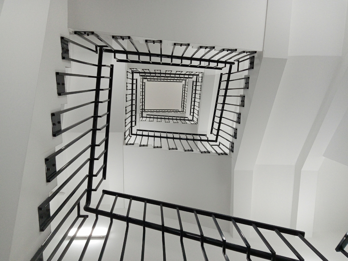 Вид с 5 этажа вверх. Представляют какой вид с первого этажа.