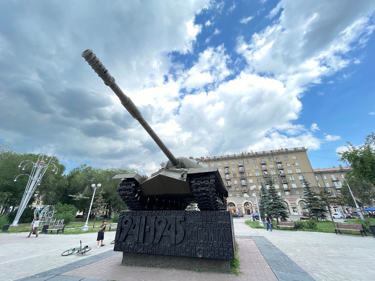 Памятник-монумент "Танк на постаменте"