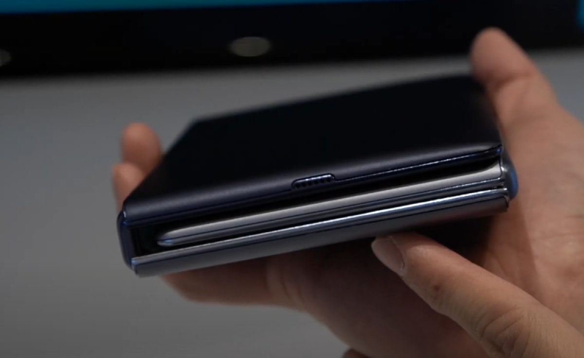 Концептуальный тройной смартфон Samsung, полностью складывающийся основным экраном вовнутрь