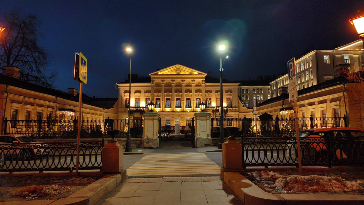 С ночной подсветкой библиотека особенно хороша ❤