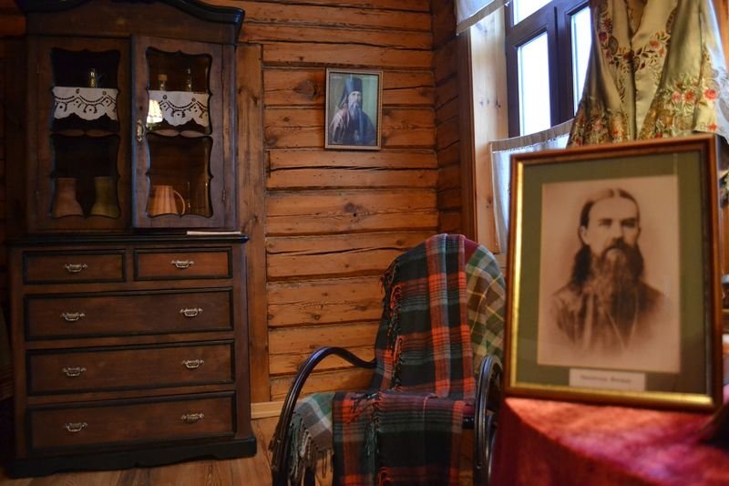 В келье святителя. Изображение с сайта belpalomnik31.ru