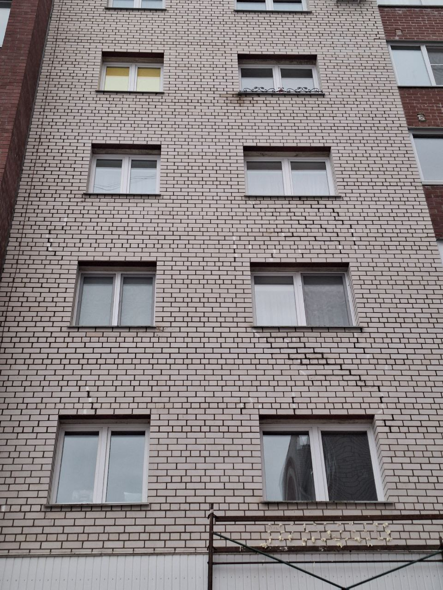 Ремонт трещин в облицовочной кладке стен фасада многоэтажного жилого дома в г. Смоленске. 