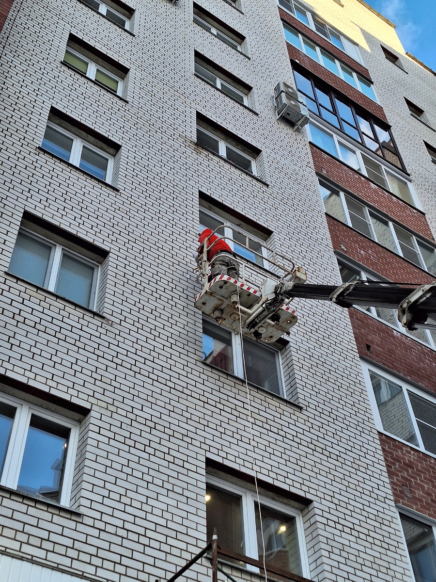 Ремонт трещин в облицовочной кладке стен фасада многоэтажного жилого дома в г. Смоленске. 