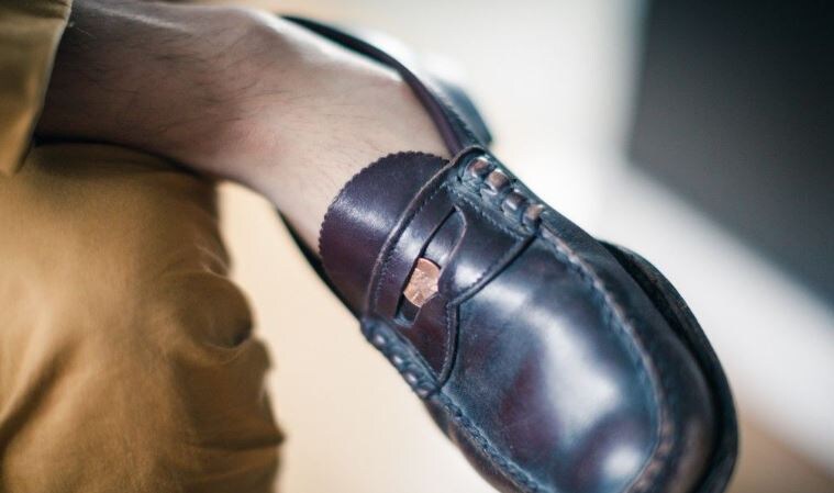 Монетка под прорезью в лоферах.