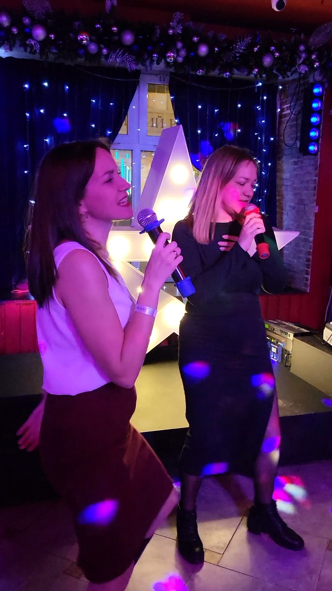 С сестрой в караоке.