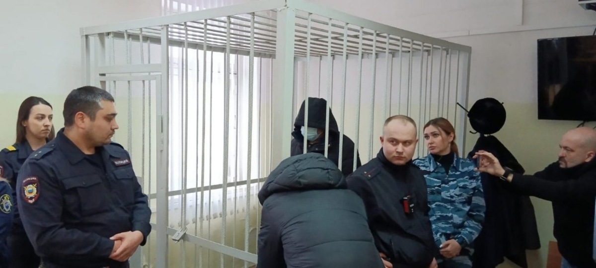 Виктор Петриченко появился в суде в маске и капюшоне.  Фото: Фото предоставлено пресс-службой Красногорского районного суда