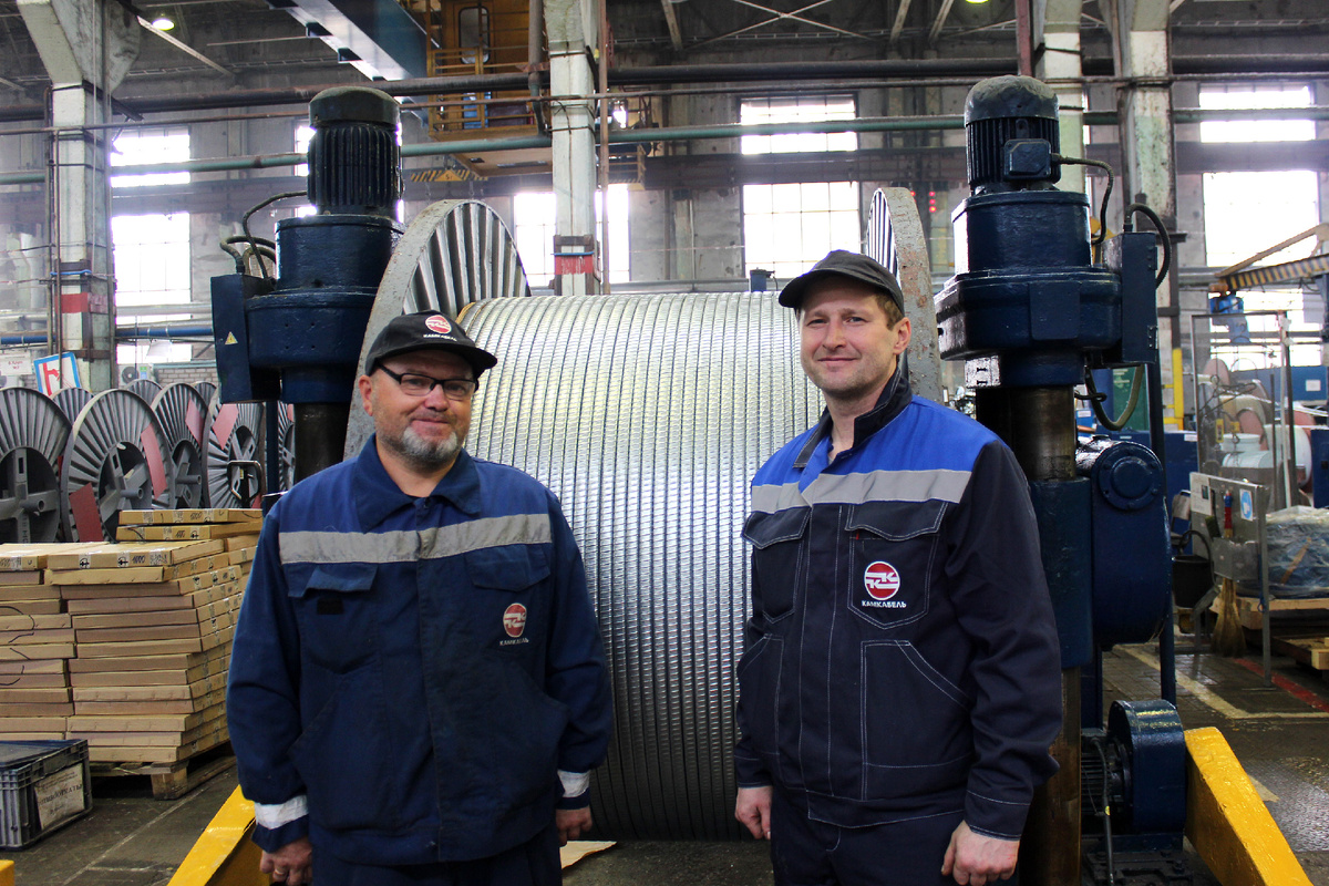 Скрутчики-изолировщики жил и кабеля Г.В. Горин и А.В. Булычев