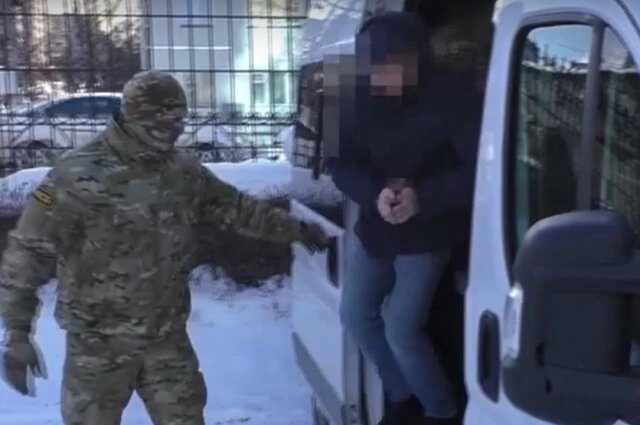    Сотрудники ФСБ вывели мужчину из автомобиля в наручниках Фото: Кадр из видео/ Следственный комитет по Кировской области