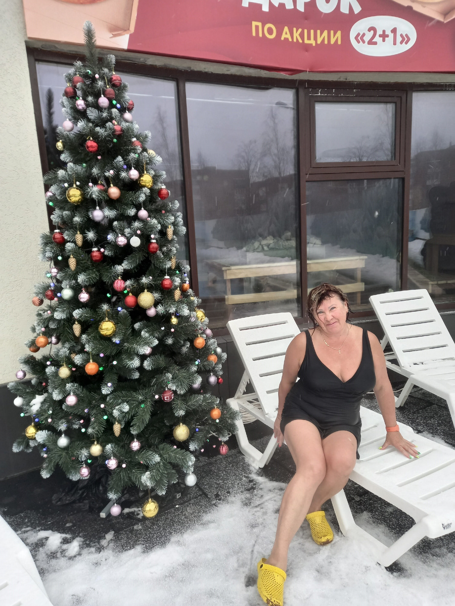 Воткинские термы: елка, шезлонг, купальник, снег - бассейн в кадр не попал. Ну почти как под пальмой у моря.