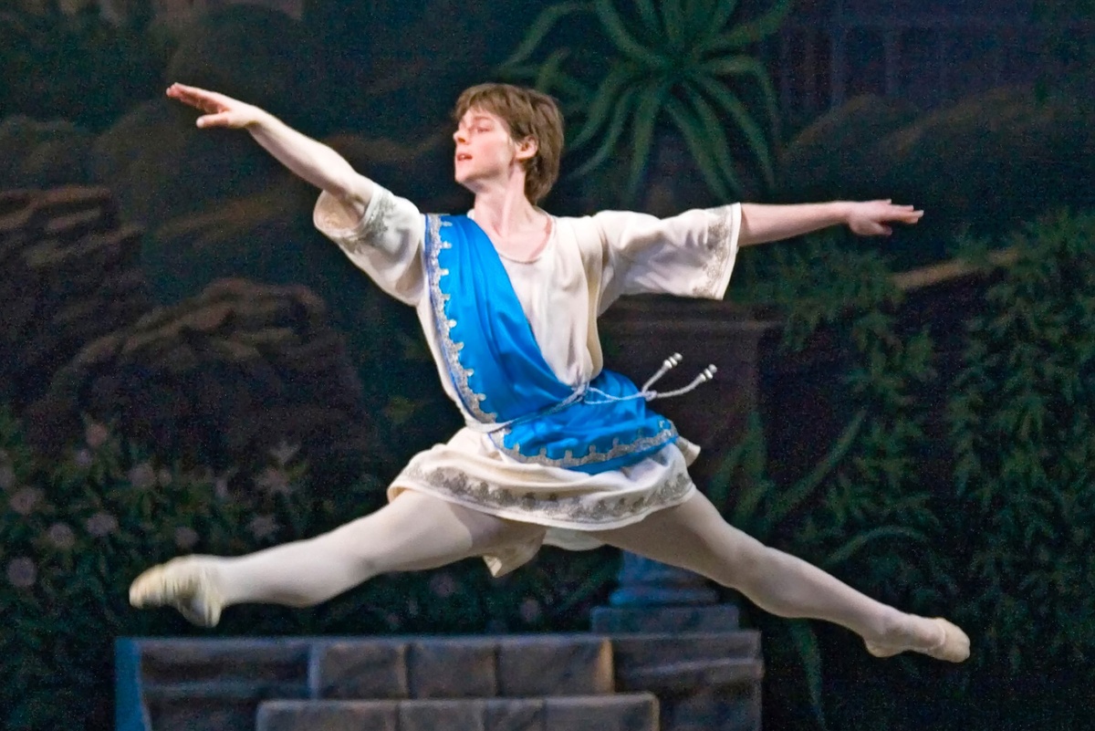    Владимир Шкляров (Зефир) в сцене из балета "Пробуждение Флоры". / Алексей Даничев/РИА Новости