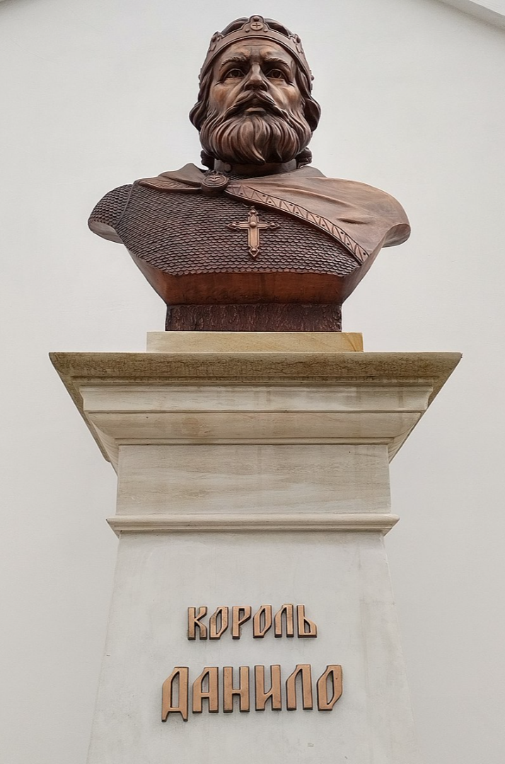 
Подробнее
Бюст королю Даниилу на территории Свято-Троицкого собора.