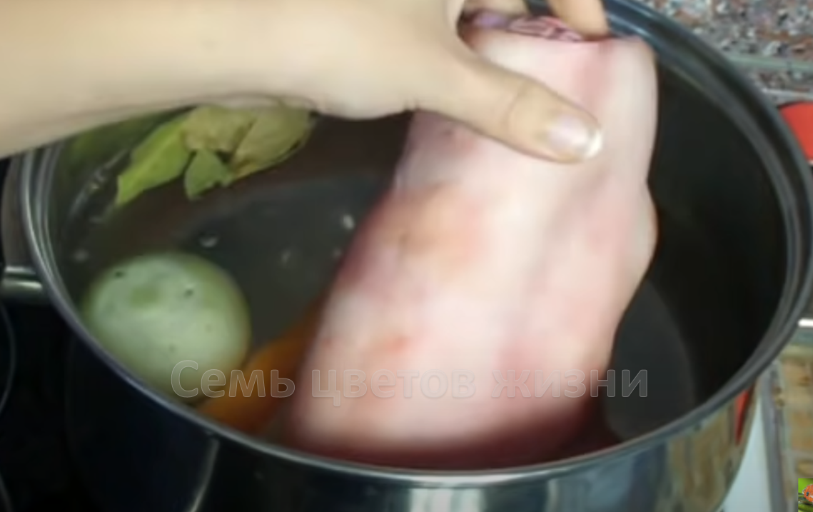 Опустить рульку в кастрюлю