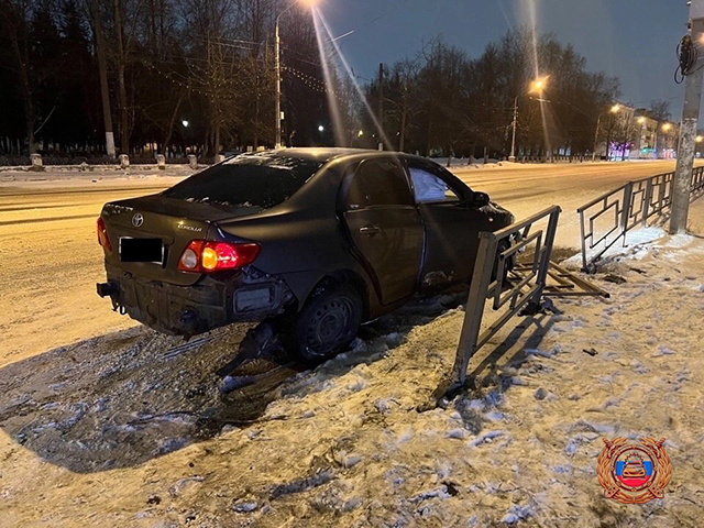 В Твери из-за столкновения двух иномарок пострадало три человека