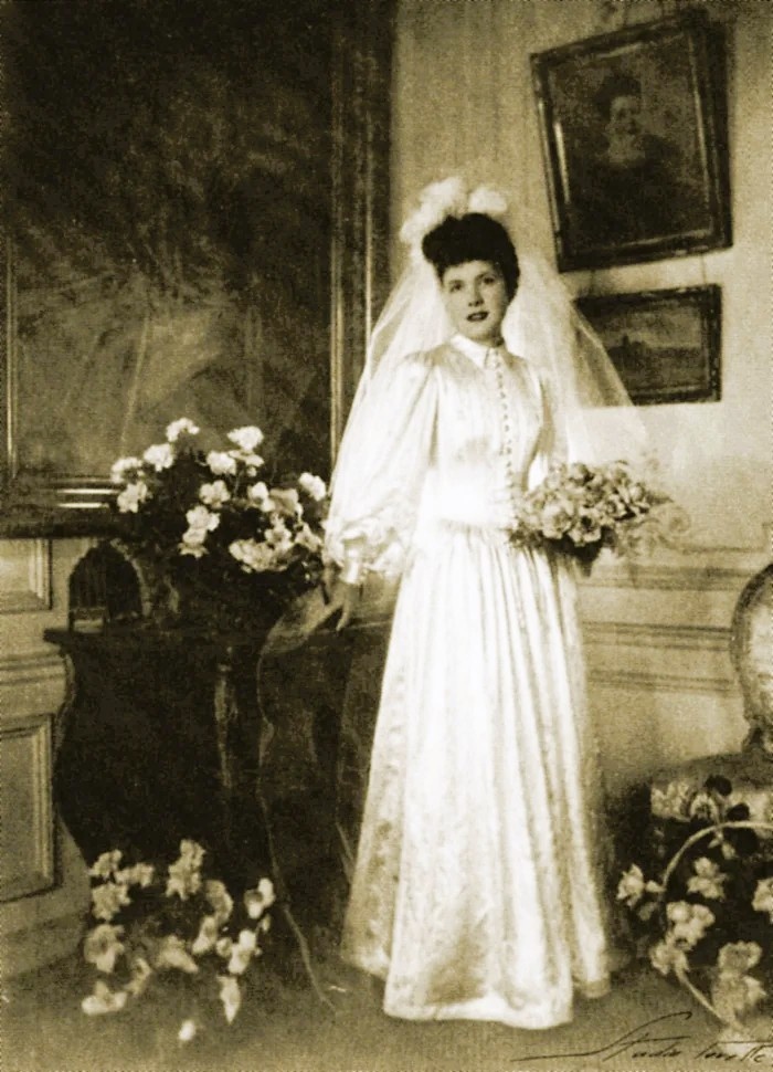 Соланж Божирон на фоне портрета своей бабушки, 1940-е гг.