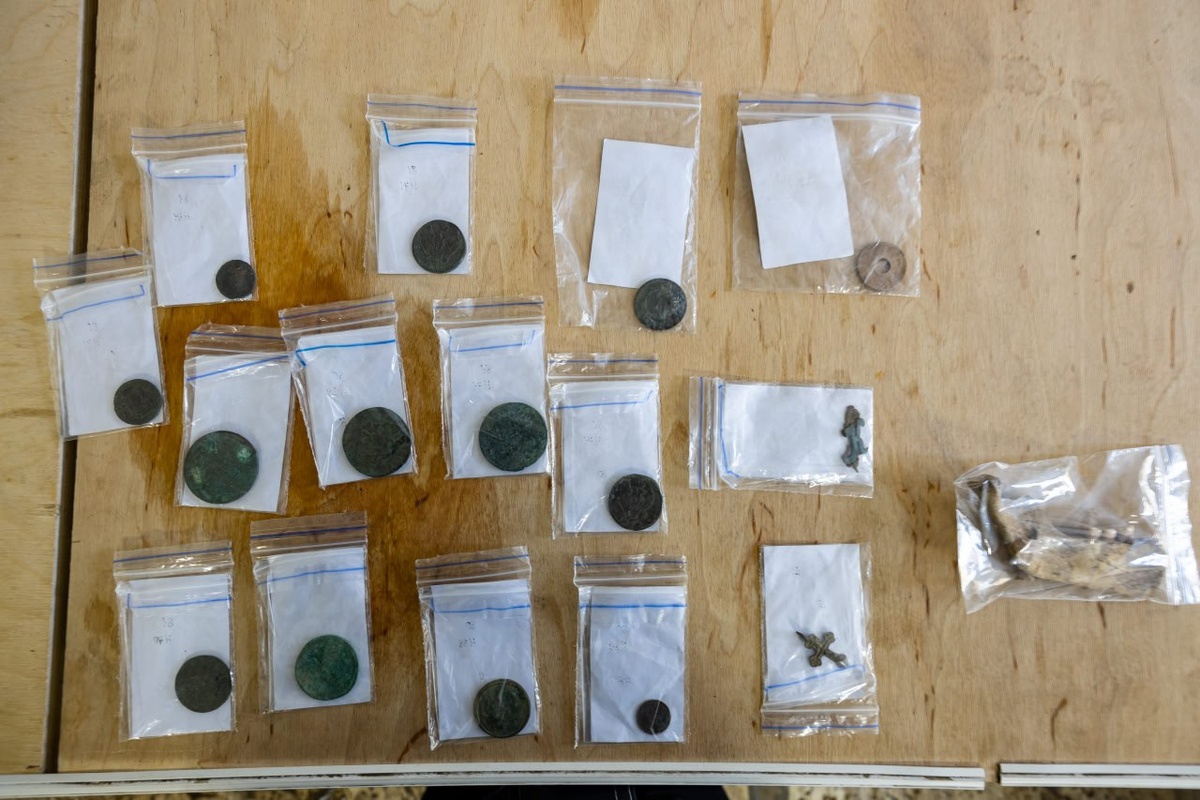     Нательный крест и украшение для лацкана нашли археологи на месте будущей станции метро в Красноярске