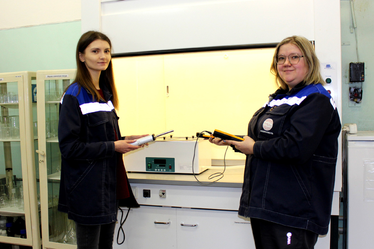 Ведущий инженер Т. И. Куликова и лаборант химического анализа А. А. Тебенькова измеряют освещенность и шум на рабочем месте 