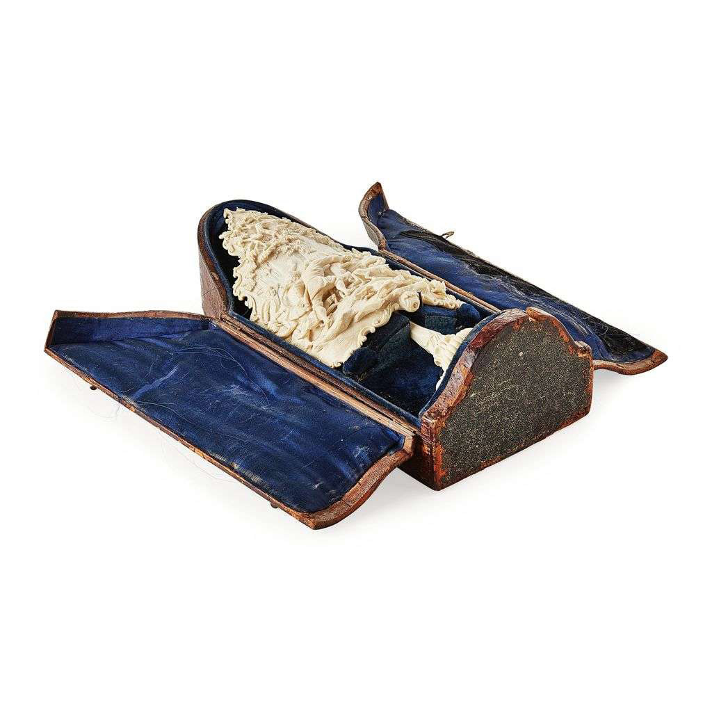 Благодаря прочному футляру для транспортировки произведение дошло до наших дней