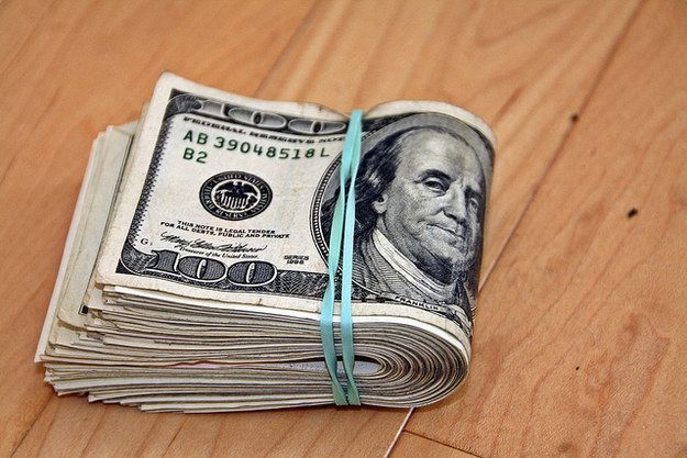 Деньги доллары.