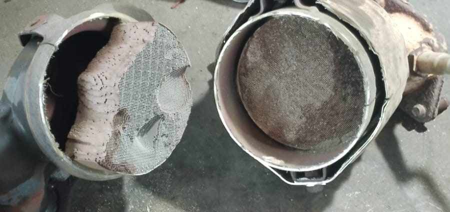 Катализтор сотоит из двух модулей. У первого уже не хватает целого куска