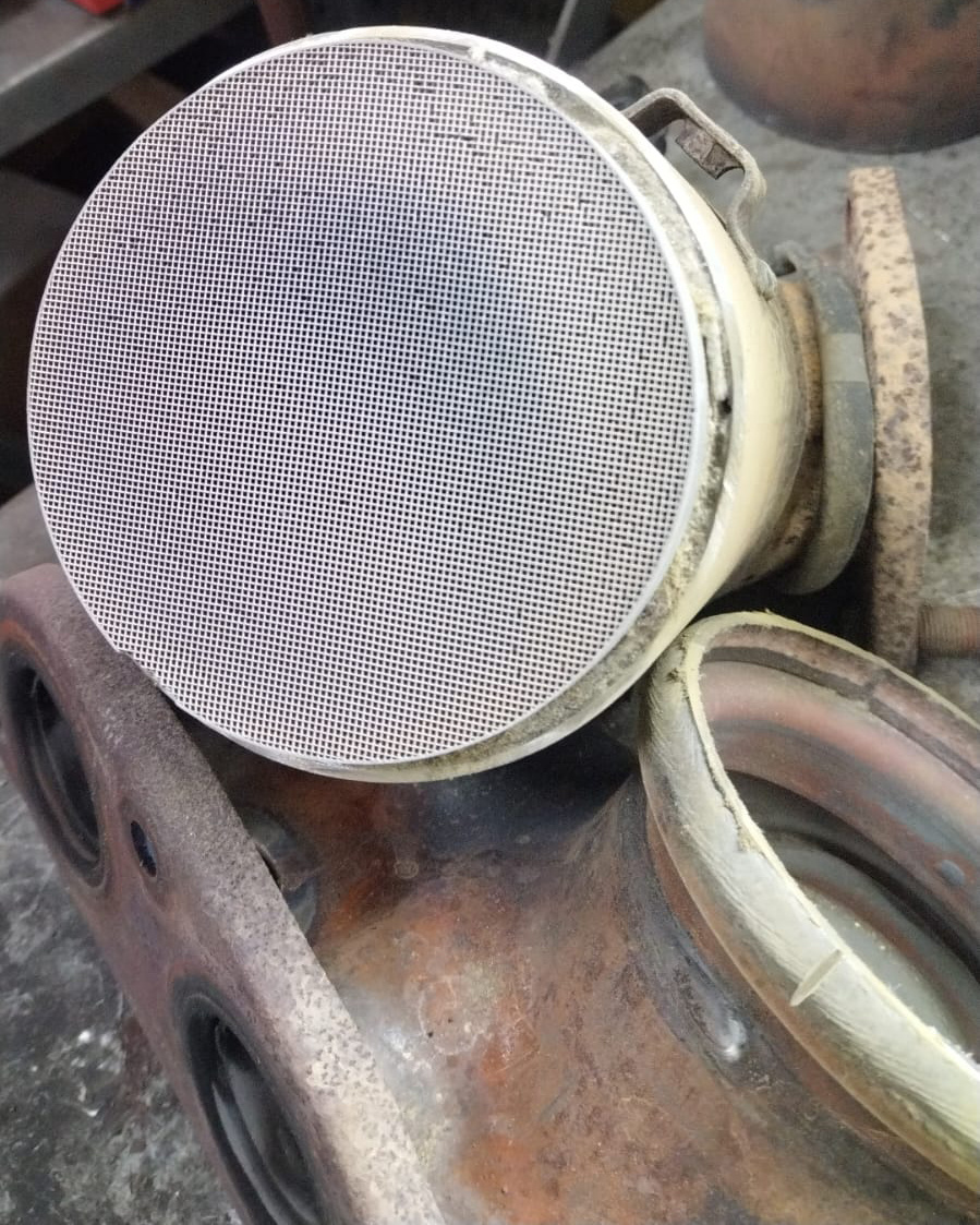 У всех корейцев к пробегу 100 тысяч км имеются вот такие маленькие кратеры на поверхности. Найти без таких дефектов машину также сложно, как встретить 50-летнюю женщину без морщинок на лице.