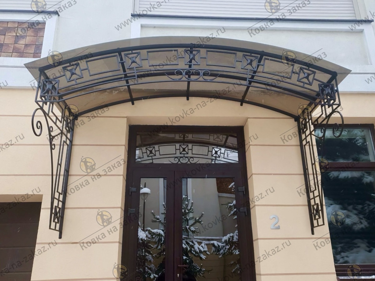 Классический металлический козырек над входом в дом со сдержанным дизайном