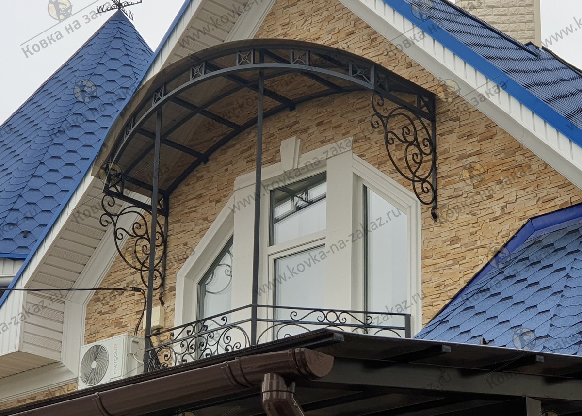 Недостаточный свес крыши не защищает балконную площадку, поэтому мы установили козырек-навес