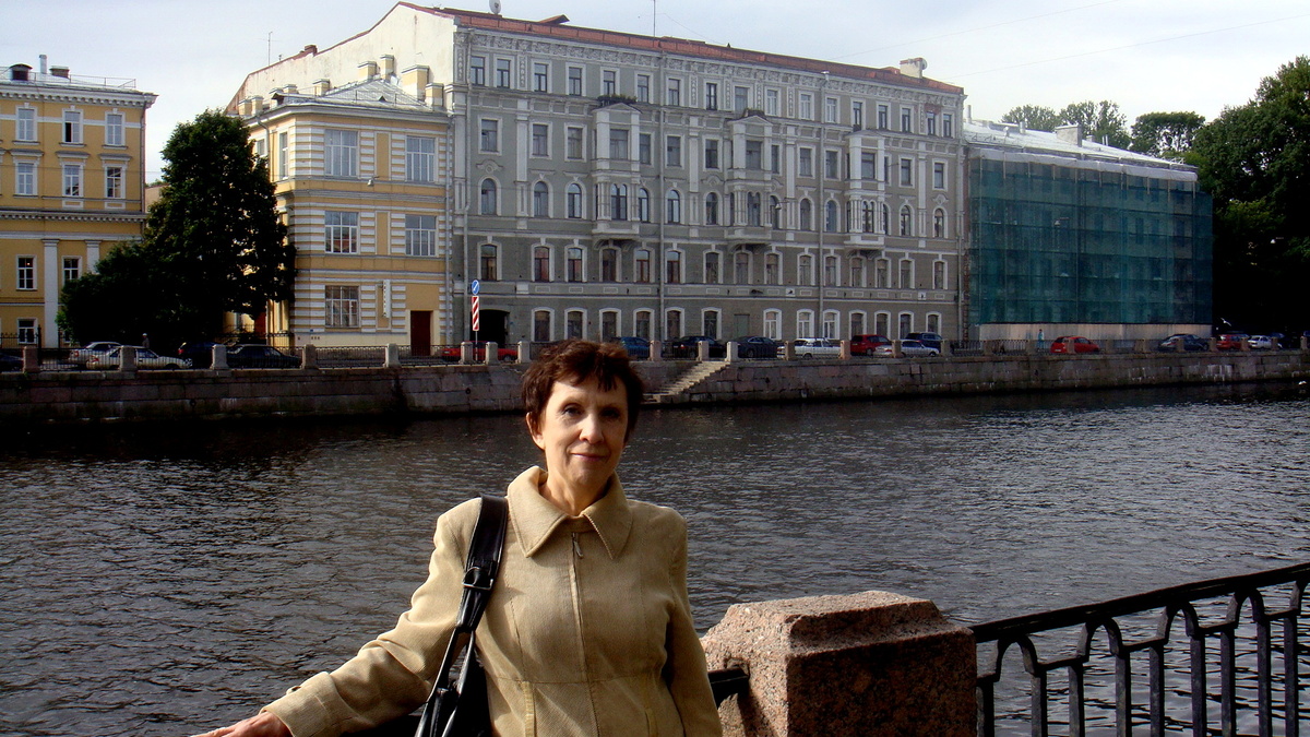 2012 год. Мама на фоне дома на Фонтанке