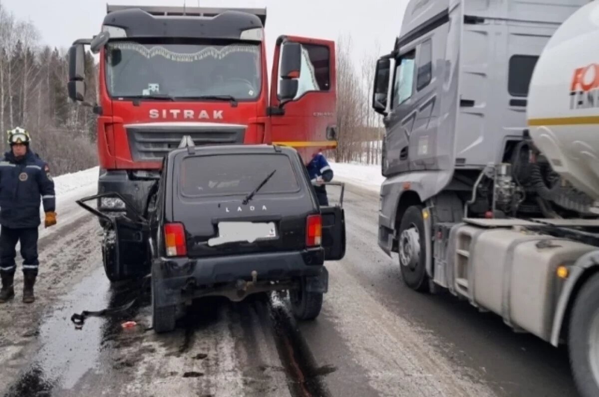    «Нива» залетела под фуру на трассе М-5 рядом с Усть-Катавом, водитель погиб