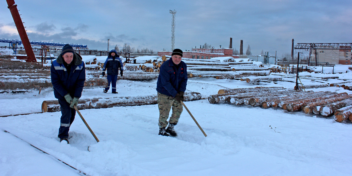 Вместо утренней разминки приходится выполнить несколько подходов с лопатой 