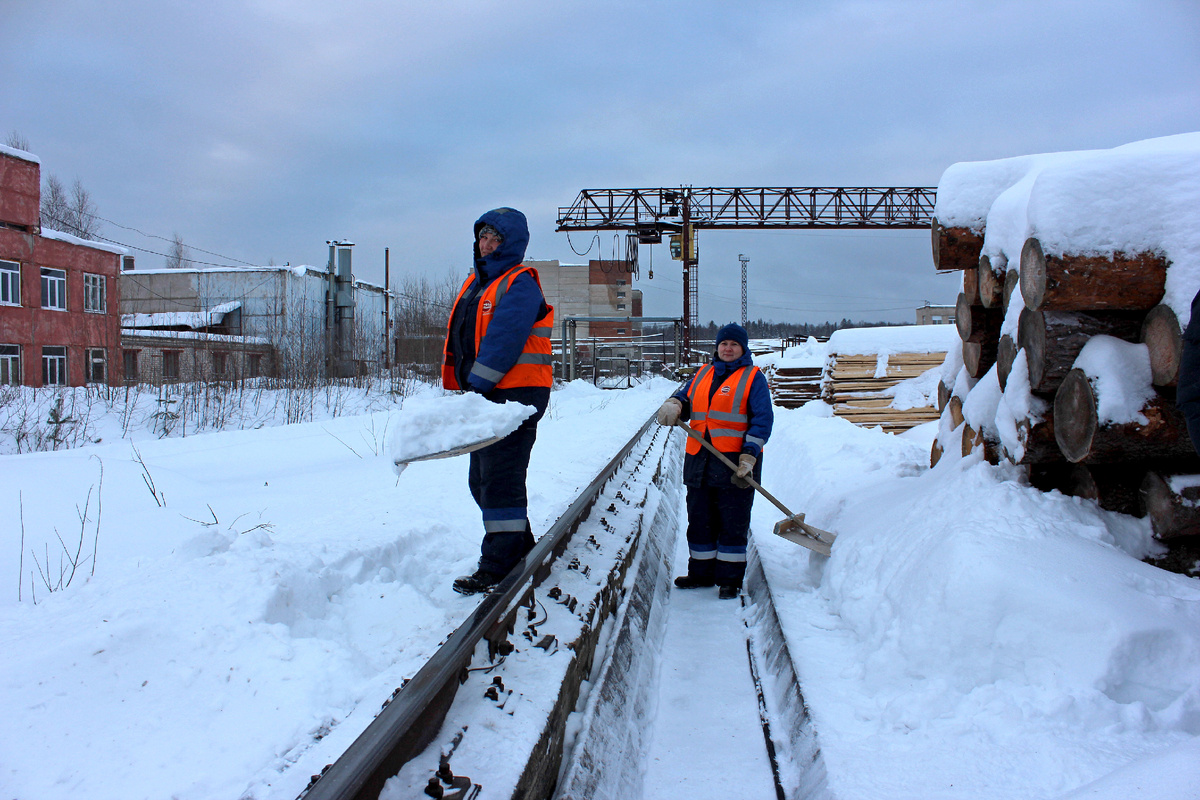 Машинисты крана О.В. Бузмакова и С.Л. Ленкова: "Чтобы кран поехал, надо расчистить пути!"  