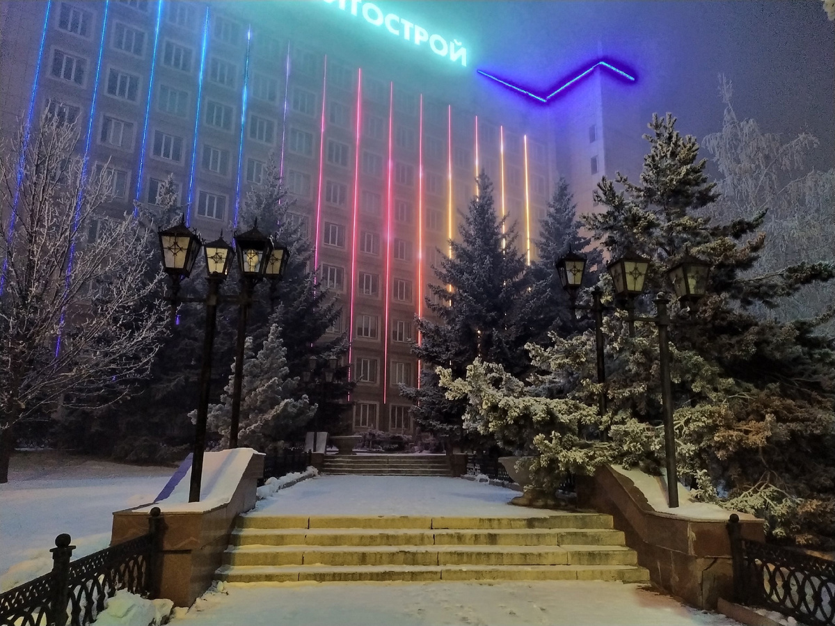 У штаб-квартиры треста "Магнитострой"