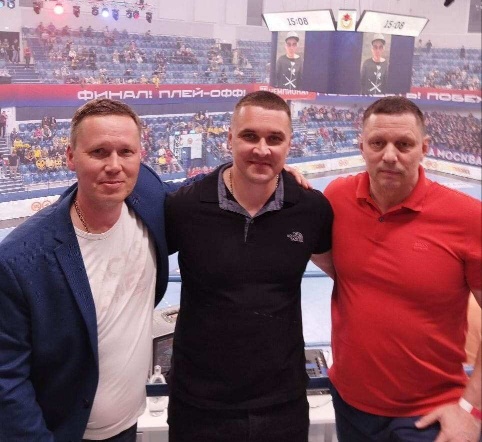    Андрей Рыбницкий с главным тренером московских "академиков" Дмитрием Бочарниковым (слева) и главным тренером сборной России Львом Ворониным