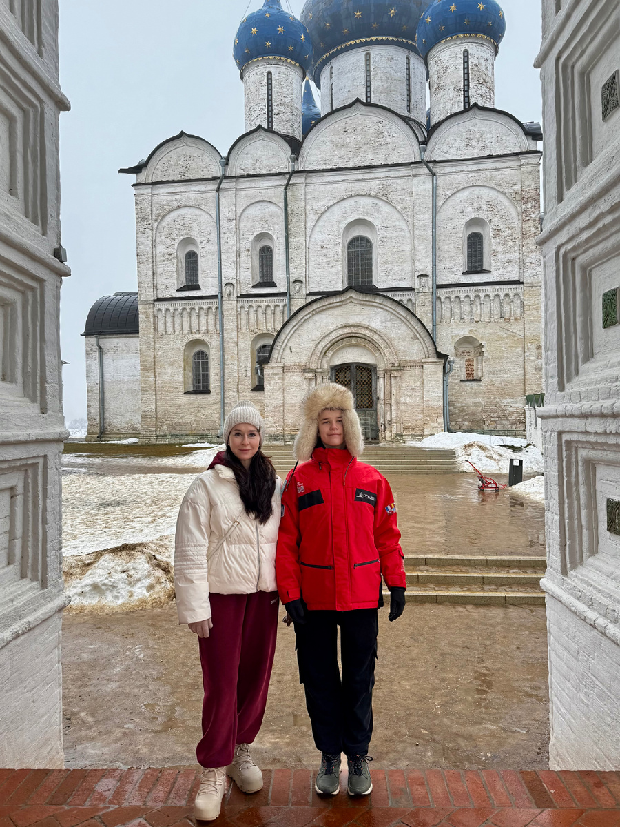 Я с сыном. За нами Собор Рождества Пресвятой Богородицы на территории Суздальского кремля, построенный ещё в 12 в. 