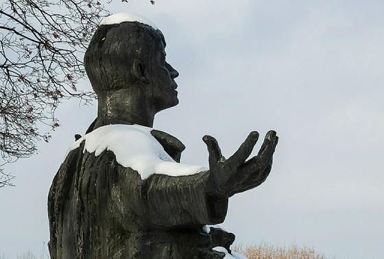    Памятник Сергею Есенину